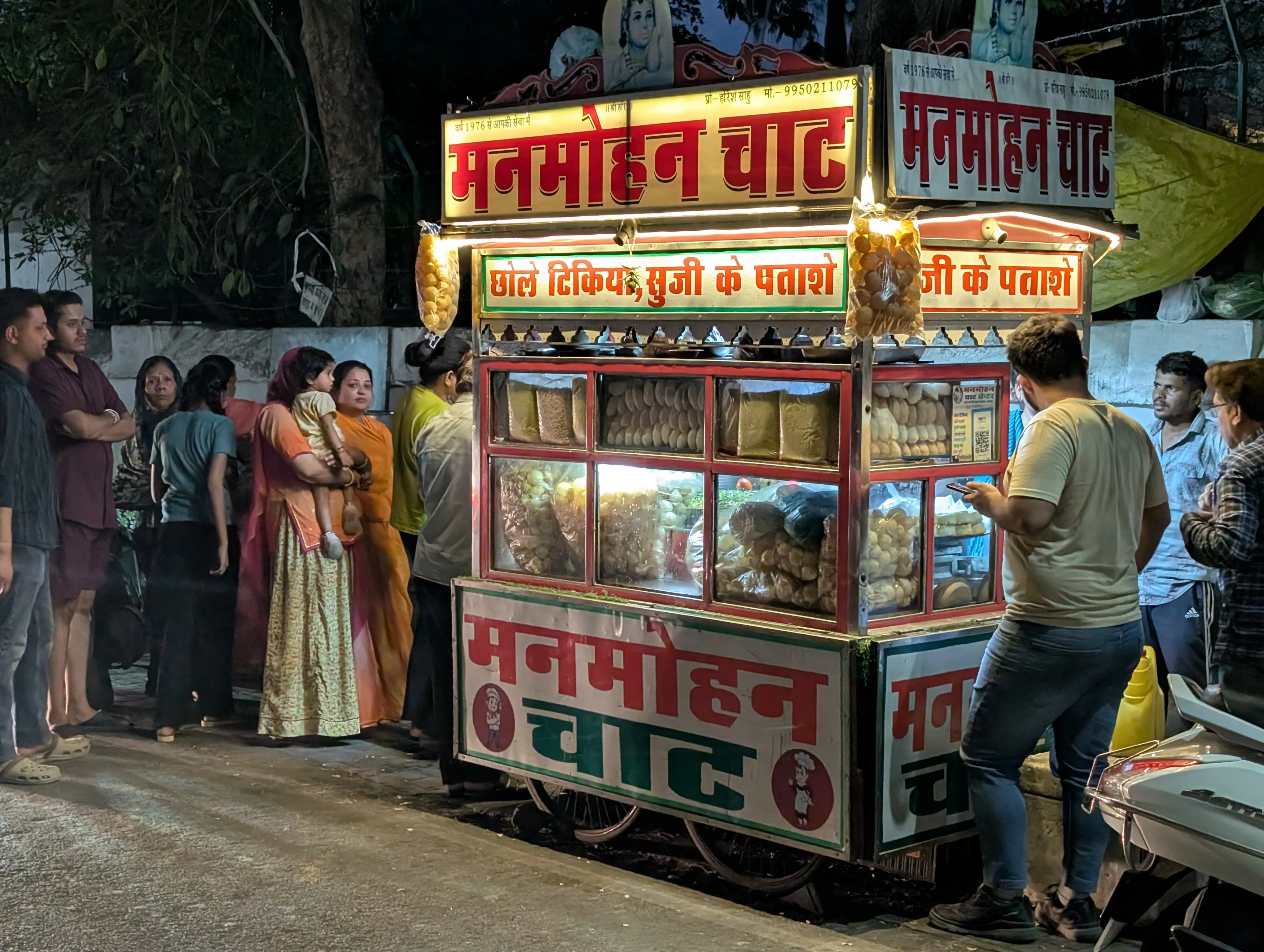 A chaat cart on an Udaipur street after dark.